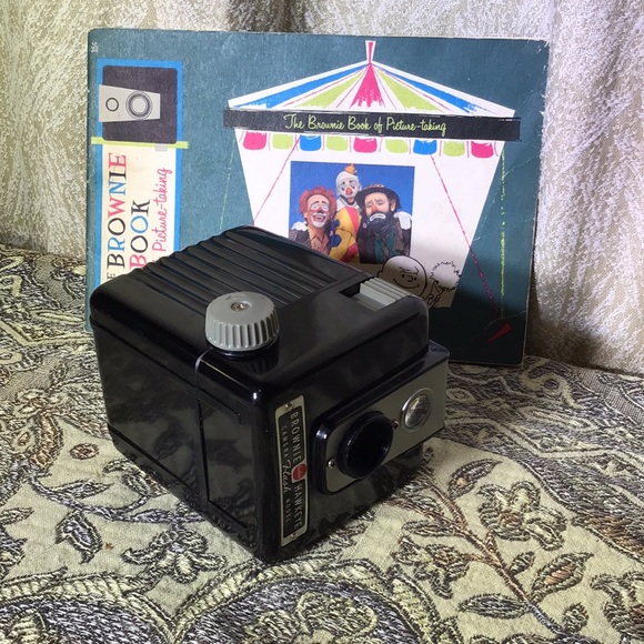 Vintage 1949 - 1961 Kodak Brownie Hawkeye Camera with book Photographer display - Picture 4 of 7